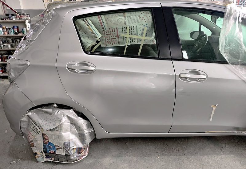 Atölyede maskelenmiş araç ve çalışma anı