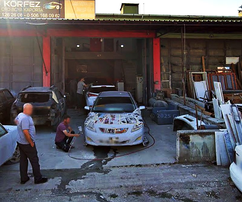 Atölyenin dış cephesi ve tabelası